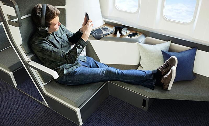 Американський стартап презентував нові крісла для літаків — подорожі літаком можуть стати комфортнішими. Компанія розробила двоярусні крісла для літаків, що трансформуються в повноцінне ліжко.