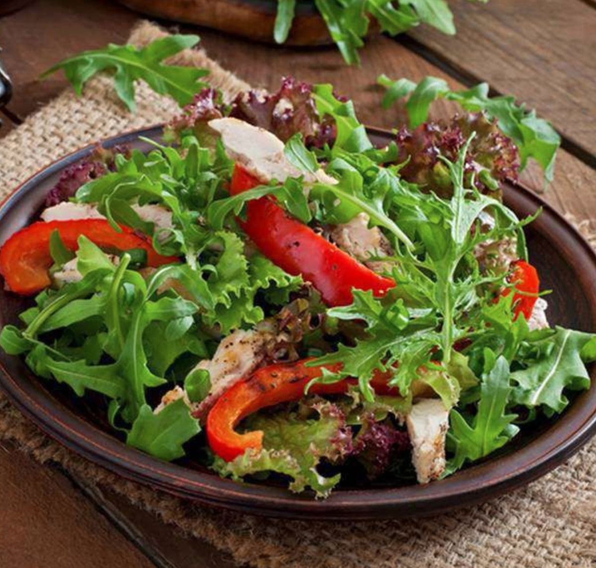 Смачний салат з курки з руколою, доповненою свіжими овочами. Смачний і красивий салат — чудовий зразок французького смаку.