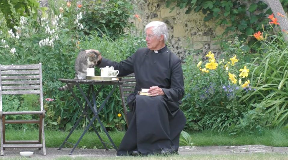 У англійському храмі найкращі онлайн-молитви, адже проводити прямий ефір вікарію допомагають коти. Англійські церковні онлайн-служби стали дуже популярними через участь у них котів.