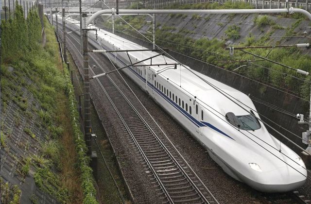 В Японії запустили перший у світі сейсмостійкий поїзд. А ще він красивий і зручний.