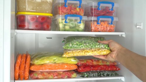 Кілька порад щодо компактного розміщення плодів і зелені у морозильній камері. Плоди і зелень можна дуже компактно розташувати у морозилці.