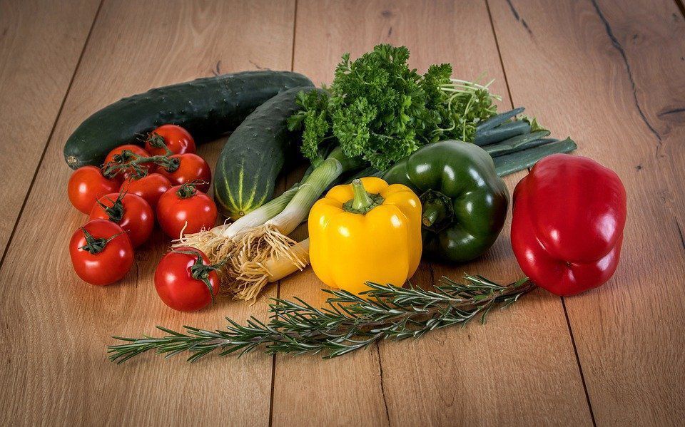Як правильно мити овочі і фрукти, куплені в магазині чи на ринку. Чому важливо правильно обробляти овочі і фрукти.