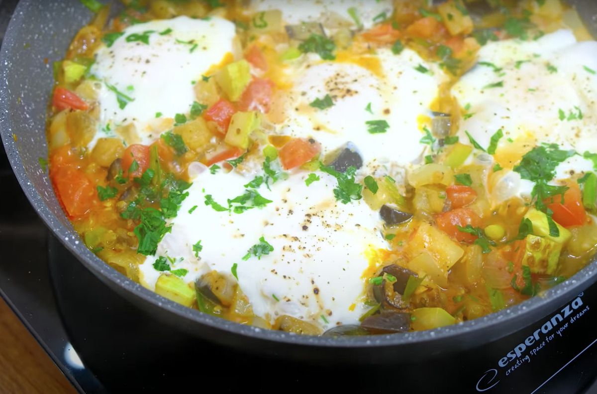 Простий рецепт з яєць і овочів на сніданок – корисно, швидко і смачно. Влітку готую такий сніданок регулярно.