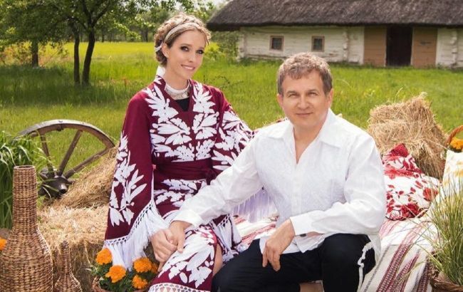 Катя Осадча та Юрій Горбунов побували біля Свірзького замку на Львівщині. Зіркова пара продовжує вивчати краси рідної країни.