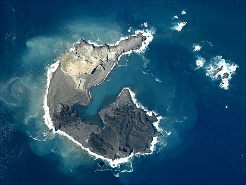 Біля узбережжя Японії швидко "росте" новий острів. З середини червня активність на острові зросла настільки, що він збільшив свій південний берег на 150 метрів.