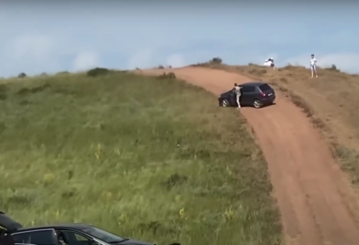 Автомобіль через неуважність водія скотився з гори прямо на намети відпочиваючих людей. Відео, яке ще раз доводить, що за кермом треба бути ну дуже уважним.