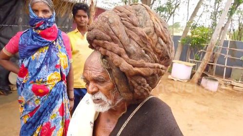 Літній житель Індії 95 років не стриг своє волосся і саме у цьому він вбачає свою силу. Волосся літнього чоловіка сягнуло 7-метрової довжини і саме воно зробило свого власника поважним.