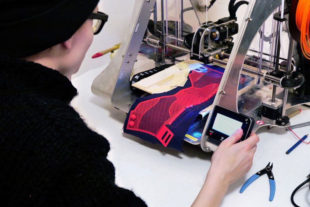 Інженери навчилися друкувати одяг з кнопками на 3D-принтері. Вчені запропонували нове рішення.