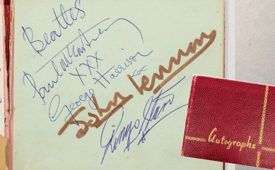 Дівчинка взяла автографи у кількох невідомих музикантів і на багато років забула про них. Лише згодом вона дізналася, що підписи належали членам групи The Beatles. Зараз жінка хоче продати отримані підписи на аукціоні, щоб хтось ще мав таку саму цінність, що й вона.