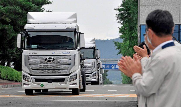 На дорогах Швейцарії з'являться перші у світі серійні вантажівки на водневих паливних елементах. Hyundai відправила замовнику першу партію унікальних вантажівок.
