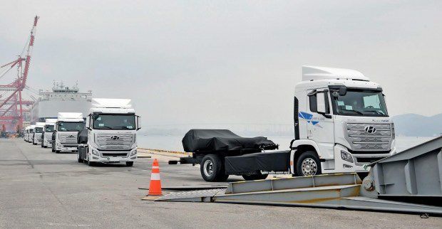 На дорогах Швейцарії з'являться перші у світі серійні вантажівки на водневих паливних елементах. Hyundai відправила замовнику першу партію унікальних вантажівок.