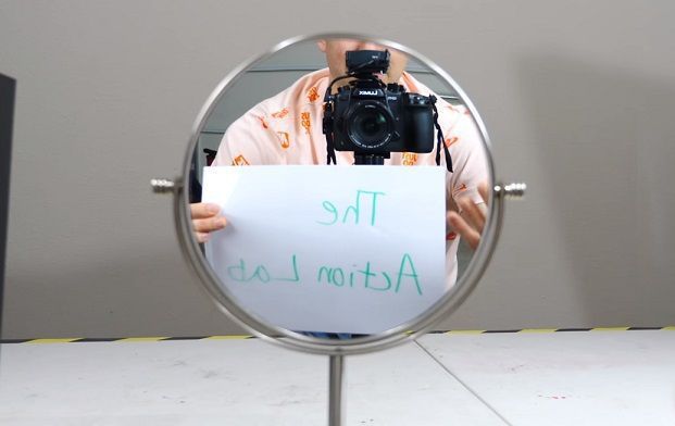 Блогеру вдалося зробити дзеркало, яке не повертає відображення. Нічого складного у цьому немає, але не кожній людині сподобається задзеркалля. Інженер змайстрував дзеркало, у якому можна побачити себе очима співрозмовника.