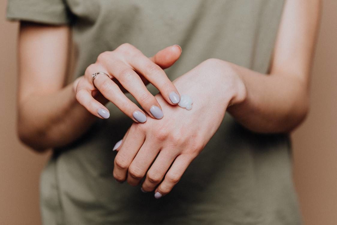7 корисних порад, які допоможуть навчитися правильно доглядати за руками. Шкіра рук теж потребує догляду.