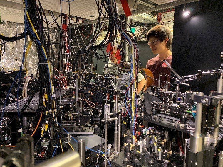 Німецькі фізики розробили найтонше і найлегше оптичне дзеркало. Дзеркало складається всього з 200 атомів.