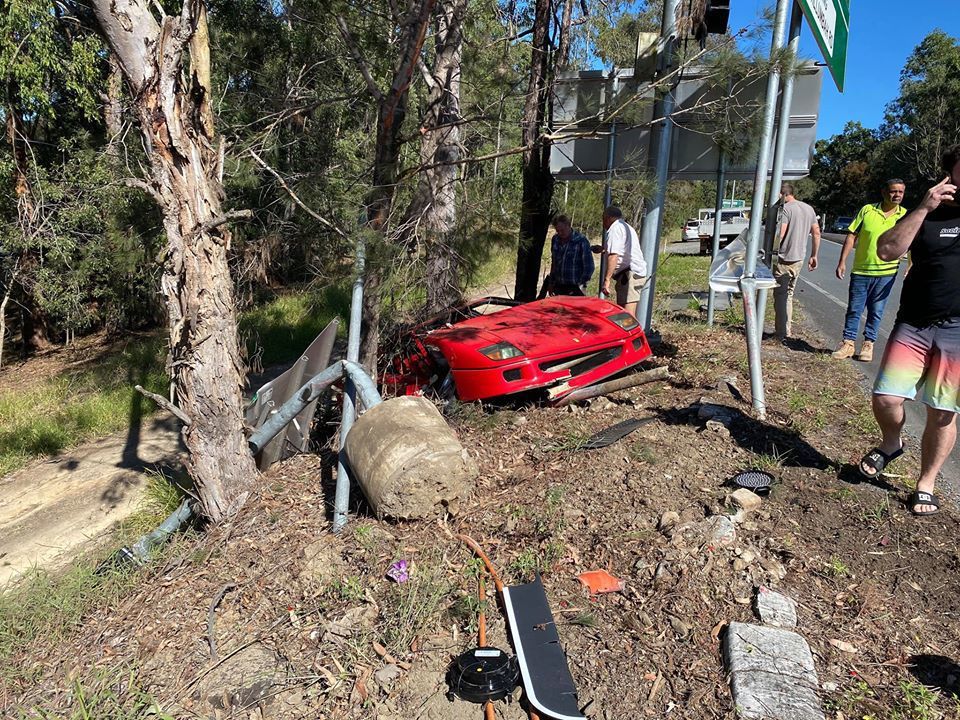 В Австралії покупець під час тест-драйву розбив суперкар Ferrari F40 майже за 2 млн доларів. Тест-драйв знаменитого Ferrari F40 в Австралії закінчився сумно.