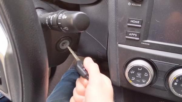 Дружина забувала ключі в машині, але чоловік вирішив проблему — і його спосіб оцінять меломани. Його авто навчилася співати.