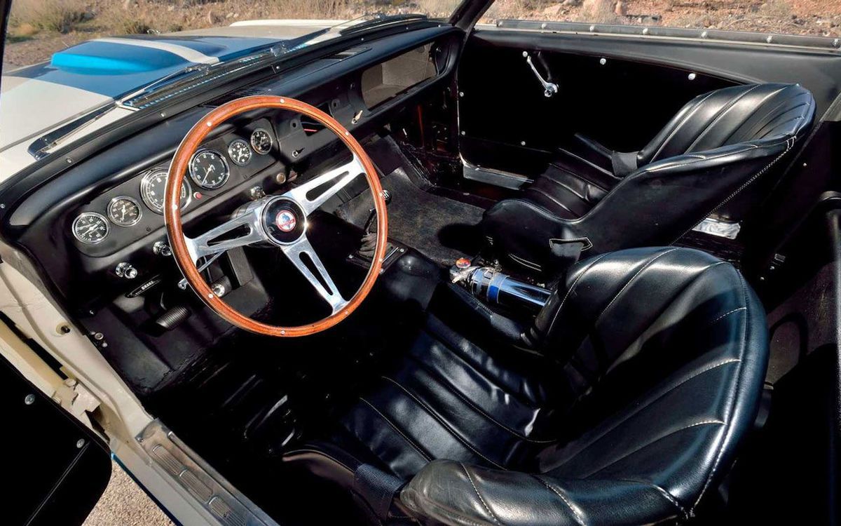 Ford Mustang Shelby легендарного гонщика Кена Майлза, про який зняли фільм «Форд проти Феррарі», продали за рекордну суму. Найдорожчий Мустанг в історії — продано!