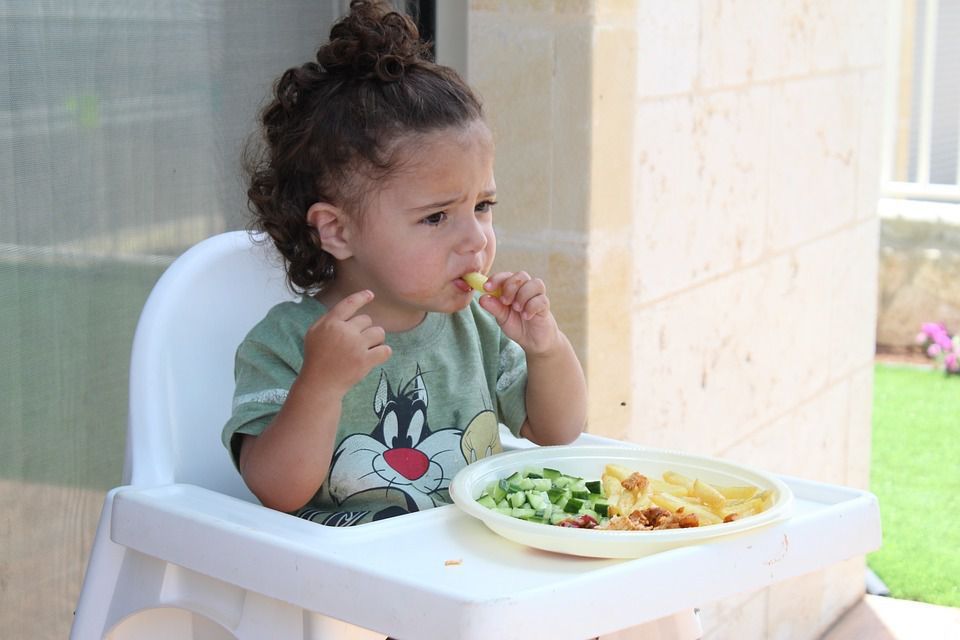 Як привчити свого малюка до дорослої їжі: кілька простих порад. Діти повинні вчитися вживати дорослу їжу поступово.