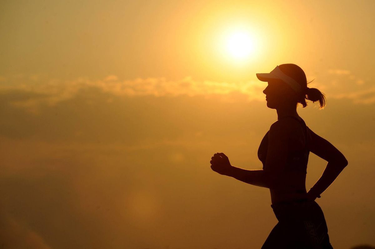 Маленькі спортивні хитрощі, які допоможуть вам без наслідків бігати та тренуватися в спеку. Як бігати і тренуватися в спеку без ризиків для здоров'я.