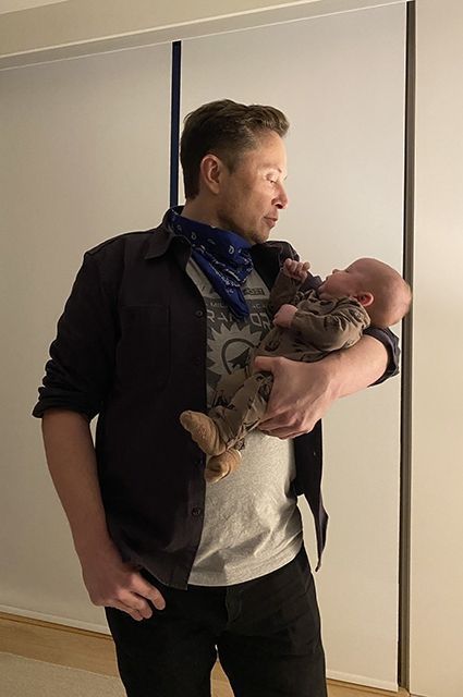 Ілон Маск поділився новим фото з двомісячним сином від коханої Граймс. Мільярдер підписав знімок німецькою мовою.