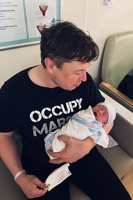 Ілон Маск поділився новим фото з двомісячним сином від коханої Граймс. Мільярдер підписав знімок німецькою мовою.