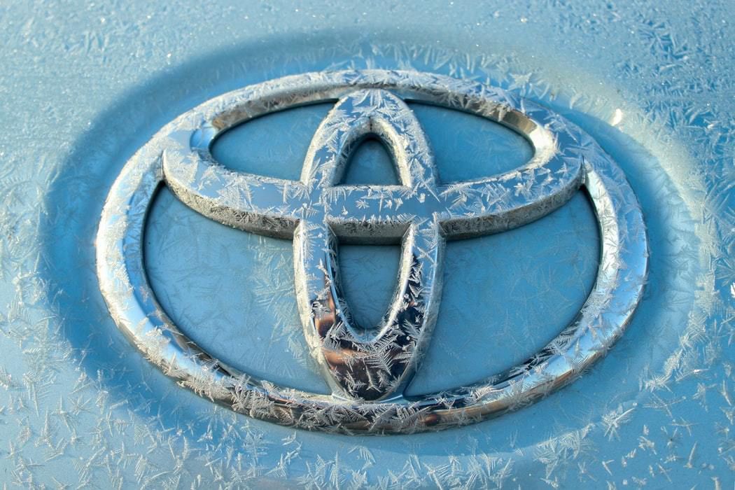 Toyota відмовилася від тривимірного логотипа та презентувала оновлену емблему. Японський бренд Toyota зробив свою емблему більш мінімалістичною слідом за іншими великими автобрендами.