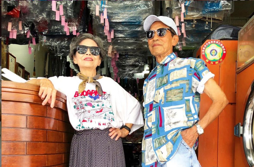 Літні власники пральні стали модниками за допомогою забудькуватих клієнтів і вік не заважає їм виглядати модно та стильно. Пара з Тайваню позує в речах, які забули клієнти в їх пральні. Тепер вони зірки Instagram.