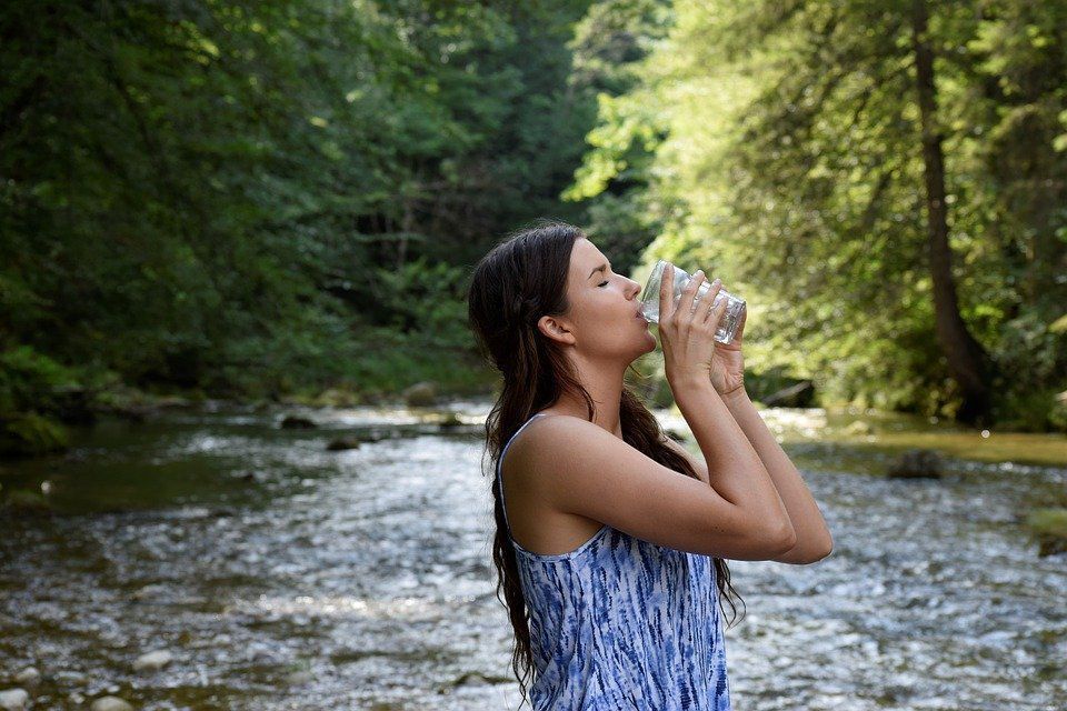 5 причин, через які варто почати вживати достатню кількість води. Вода підтримує здоров'я та красу тіла людини.
