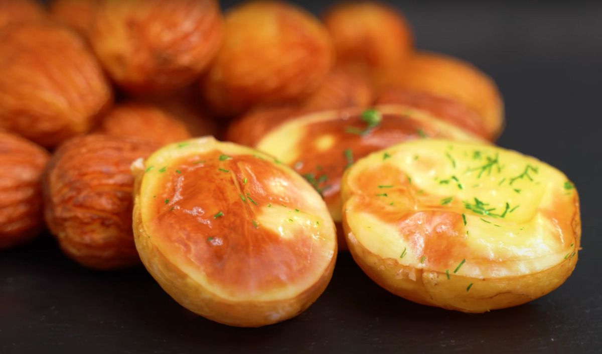 Абсолютно нові рецепти, приготування картоплі в духовці та на сковороді — картопля може здивувати!. Це дуже смачно і просто.