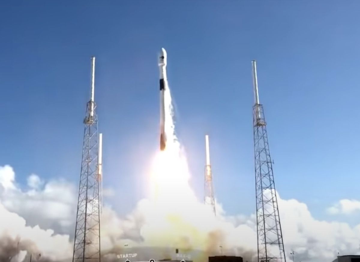 SpaceX вперше вдалося зловити обидві половини обтічника Falcon 9 і в черговий раз знизити вартість запуску. Ще один крок до здешевлення космічних запусків.