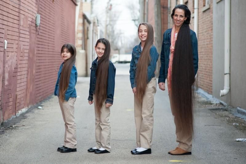 Мама і три її доньки вирішили ніколи не стригтися, тепер загальна довжина їх волосся більша за 3 метри. Мама та її доньки стали відомими у своєму місті завдяки довгому волоссю.