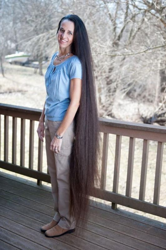 Мама і три її доньки вирішили ніколи не стригтися, тепер загальна довжина їх волосся більша за 3 метри. Мама та її доньки стали відомими у своєму місті завдяки довгому волоссю.