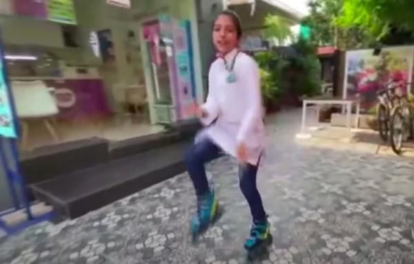 Завдяки YouTube дівчинка навчилася кататися на роликах, а потім змогла стати рекордсменкою з виконання національного танцю на них. Дівчинка настільки вправно катається на роликах, що примудряється навіть танцювати на них.