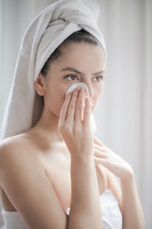 Очищення шкіри обличчя влітку: помилки, які найчастіше допускаються. Особливості очищення шкіри обличчя в спекотну пору року.