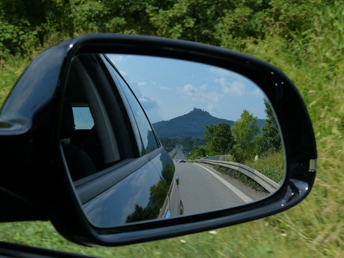 Помилки при регулюванні дзеркал, які допускають майже всі водії. Правильно відрегульовані дзеркала заднього виду — запорука вдалого маневру на дорозі.