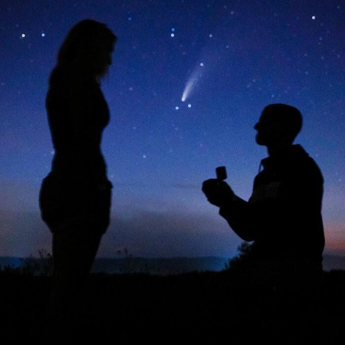 Найромантичніша пропозиція руки та серця — хлопець освідчився дівчині, поки біля Землі пролітала комета, яка повернеться тільки через 6800 років. Вже давно стало традицією робити пропозицію руки і серця, так щоб це надовго запам'яталося.