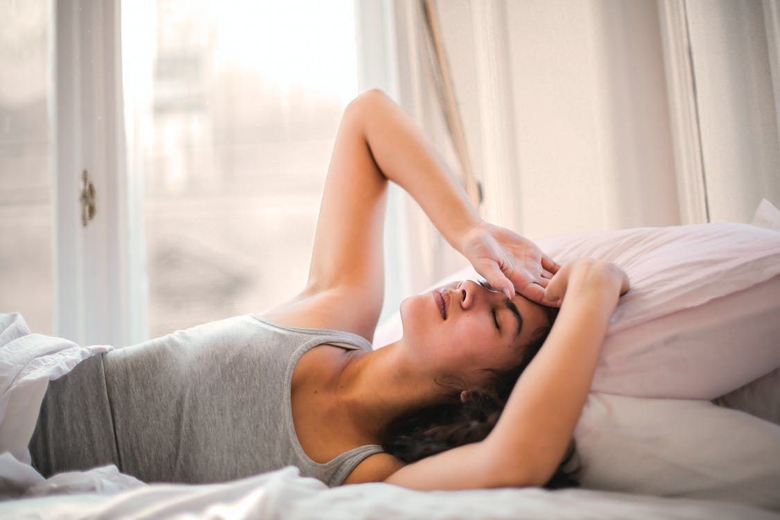 Найкращі пози для сну при болях у попереку. Певні пози справді можуть помогти позбутися дискомфорту під час сну.