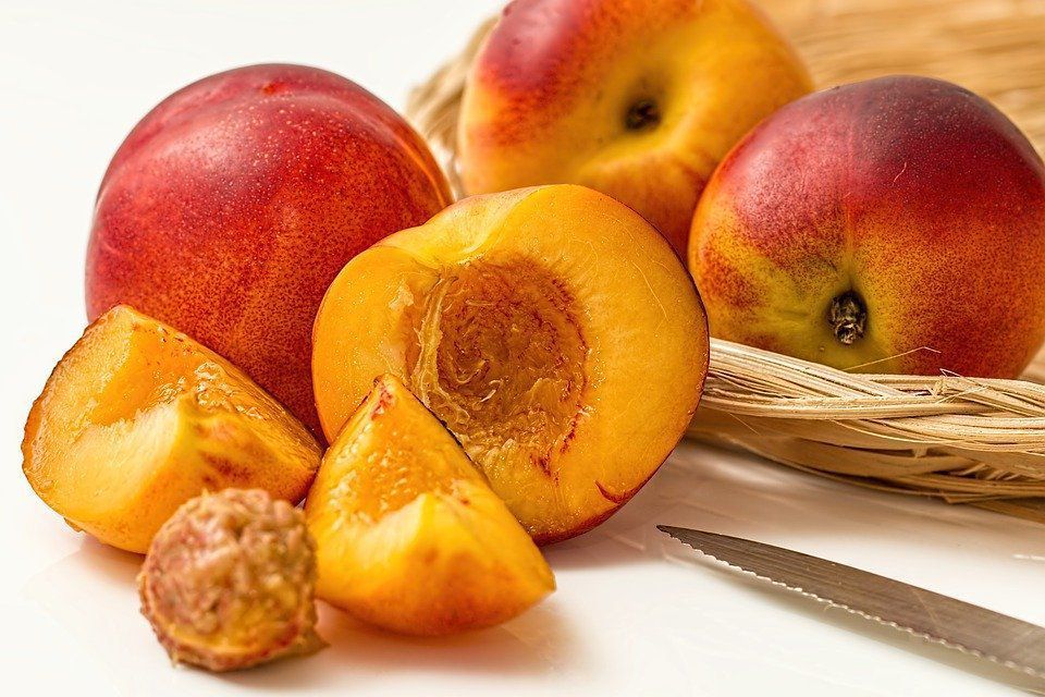 Корисні властивості улюблених всіма персиків. При яких хворобах корисно їсти персики.