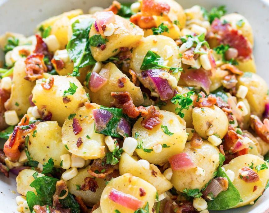 Неймовірно смачний рецепт картопляного салату з беконом, червоною цибулею і солодкою кукурудзою. Як приготувати картопляний салат?