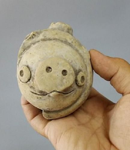 Археологи проводили розкопки стародавнього поселення, а знайшли доказ, що гра Angry Birds на 3000 років старше смартфонів. Виявляється в Angry Birds грали ще понад 3000 років тому.