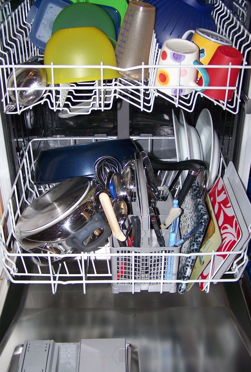 Посуд, який не рекомендується мити в посудомийній машині. Який посуд краще помити самостійно.