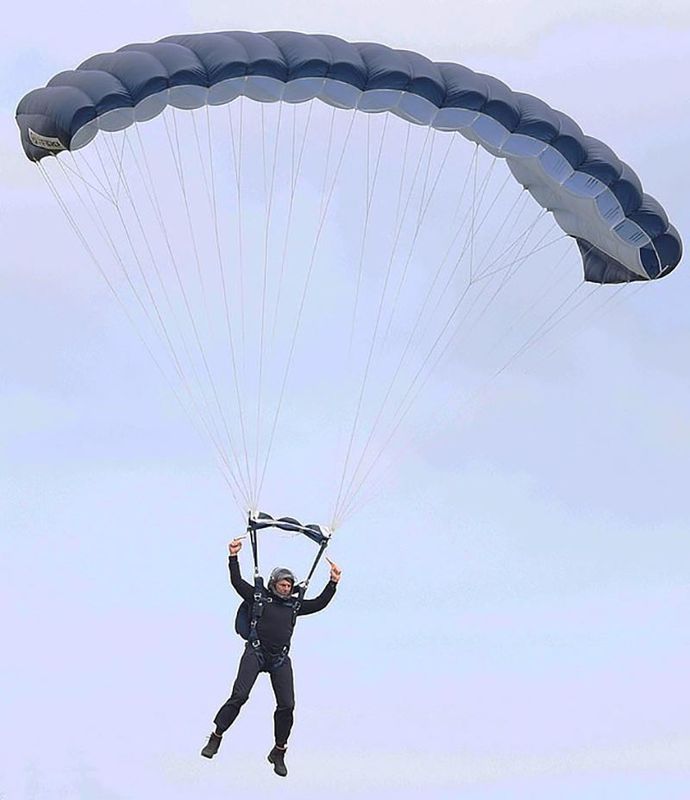 Безстрашний 58-річний Том Круз виконав небезпечний стрибок з парашутом під час зйомок фільму "Місія нездійсненна 7". Голлівудський актор Том Круз не з тих, кого лякають труднощі під час зйомок фільмів.
