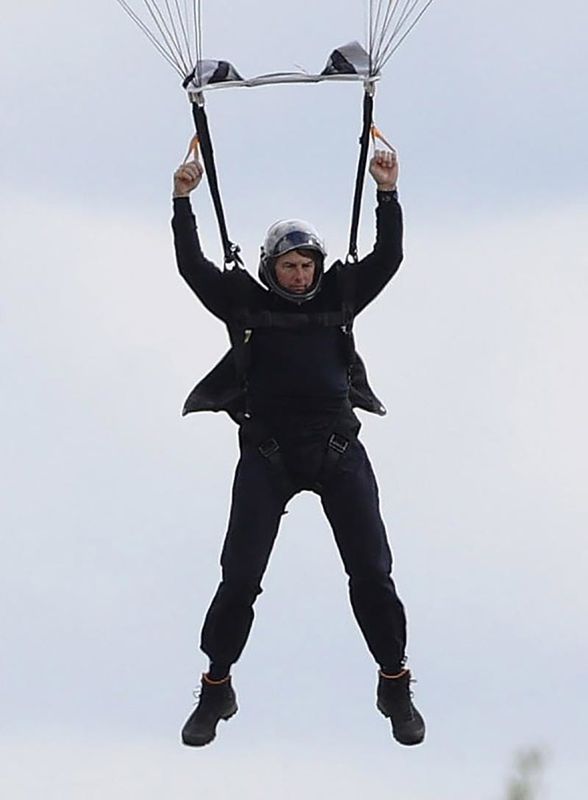 Безстрашний 58-річний Том Круз виконав небезпечний стрибок з парашутом під час зйомок фільму "Місія нездійсненна 7". Голлівудський актор Том Круз не з тих, кого лякають труднощі під час зйомок фільмів.