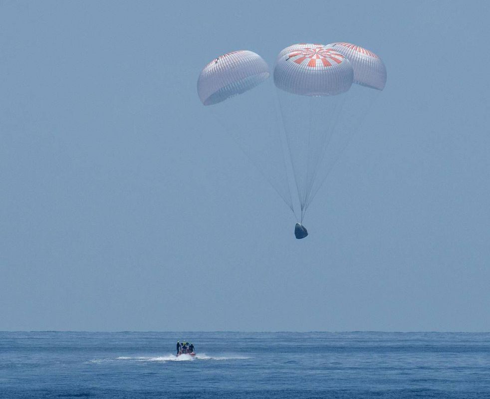 Екіпаж SpaceX Crew Dragon разом з космонавтами успішно повернувся на Землю. Космічний корабель Ілона Маска довів свою здатність доставляти астронавтів на орбіту і повертати їх додому.