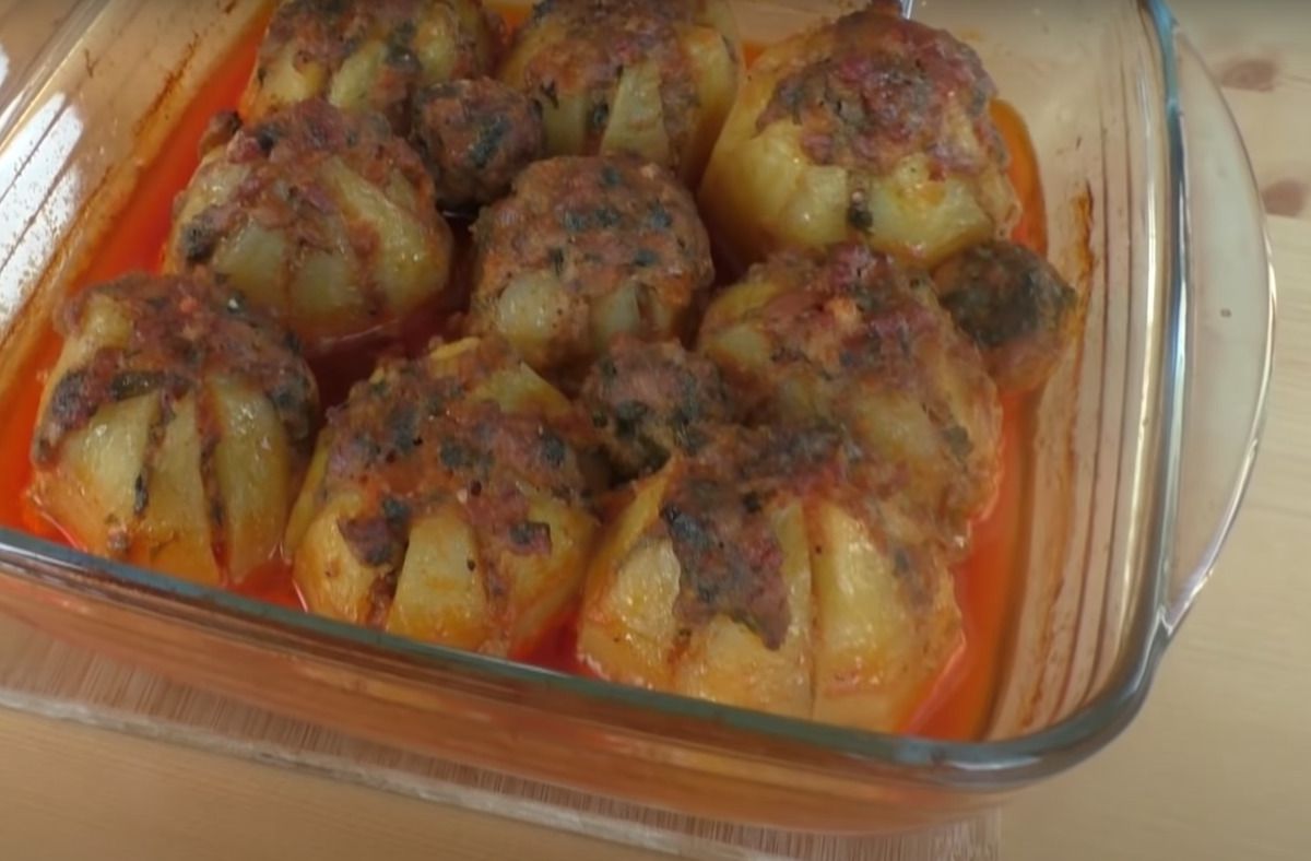 Цікавий варіант рецепта картоплі в духовці з м'ясом — це шалено смачно. На обід або вечерю і навіть на святковий стіл!