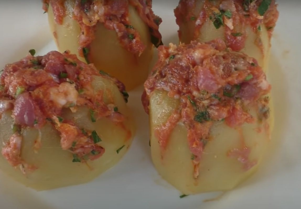 Цікавий варіант рецепта картоплі в духовці з м'ясом — це шалено смачно. На обід або вечерю і навіть на святковий стіл!
