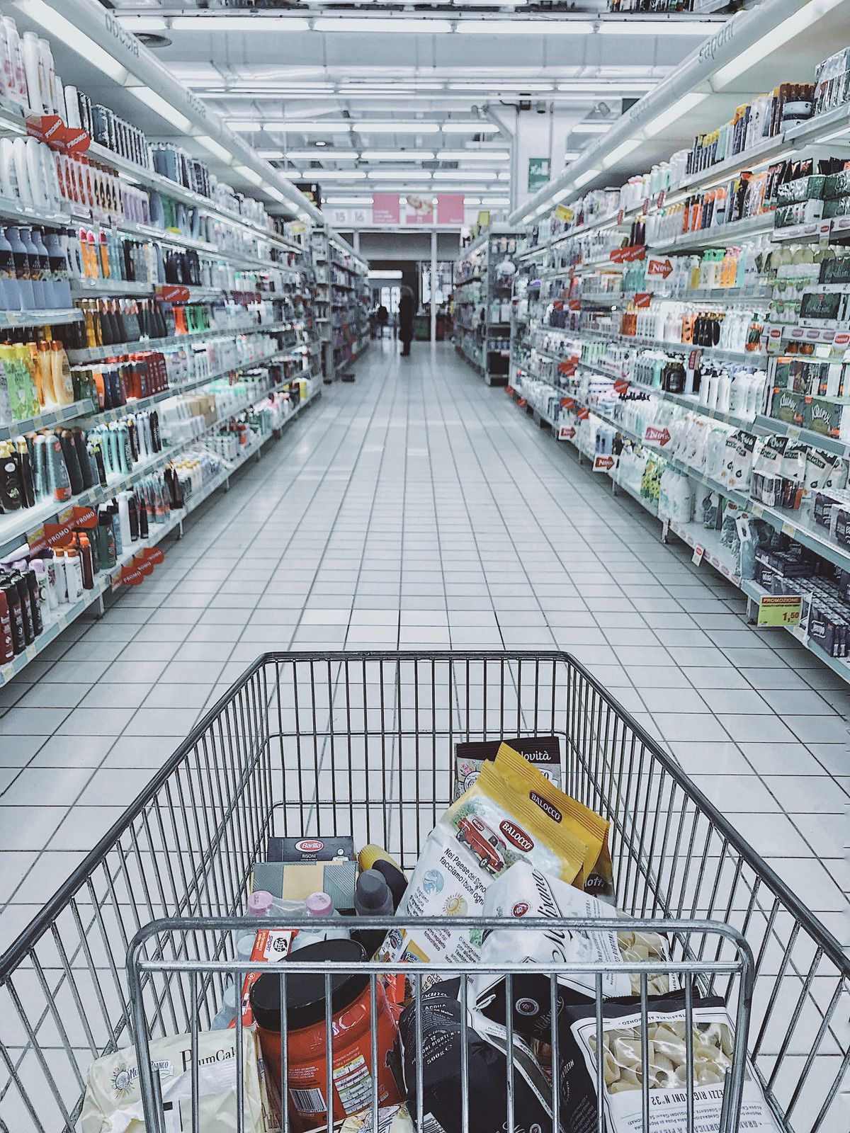 Популярні продукти із супермаркету, які не потрібно купувати навіть за зниженими цінами. На жаль, вони регулярно потрапляють в наші візки та кошики в магазині.