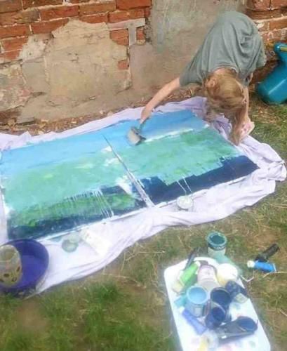 Десятирічна дівчинка вирішила почати малювати і заробила майже 2 мільйони — її картинам міг би позаздрити Клод Моне. Школярка почала малювати картини і її стиль нагадує творчість Клода Моне.