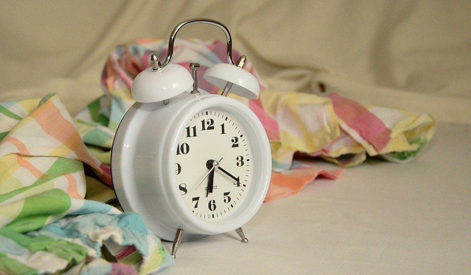 Як навчитися вставати вчасно і завжди чути будильник. Як прокидатися по першому сигналу будильника.