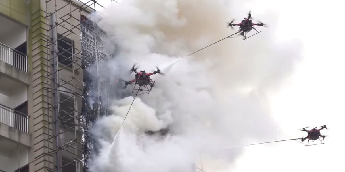 У Китаї представили першого дрона-пожежного. Дрон гасить загоряння у висотних будівлях.
